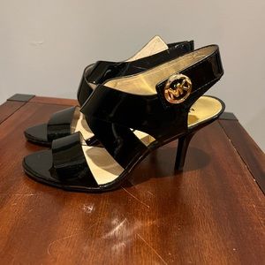 MICHAEL KORS BLACK PATENT LEATHER KITTEN HEELS WITH VELCRO STRAP